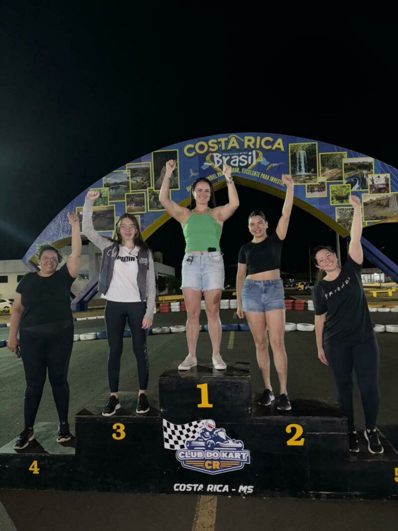 Imagem ilustrativa da matéria Equipe da Clínica DivertidaMente celebra dia de lazer e integração em Club do Kart de Costa Rica